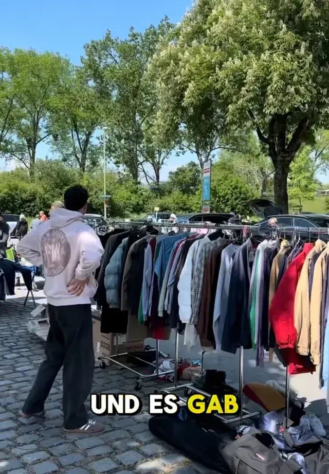 Kleiderständer am Flohmarktstand