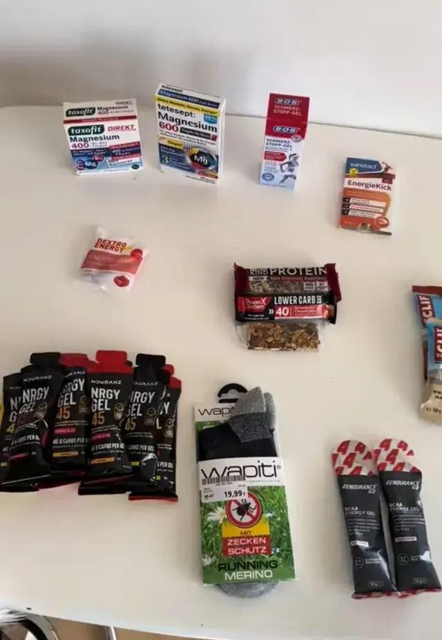 Letzte Vorbereitung mit Supplements und Laufsocken